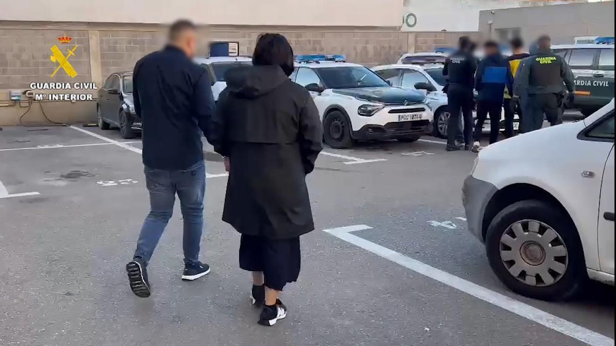Detenidos en Torrevieja por robar una cadena de oro a una persona mayor con el método del abrazo