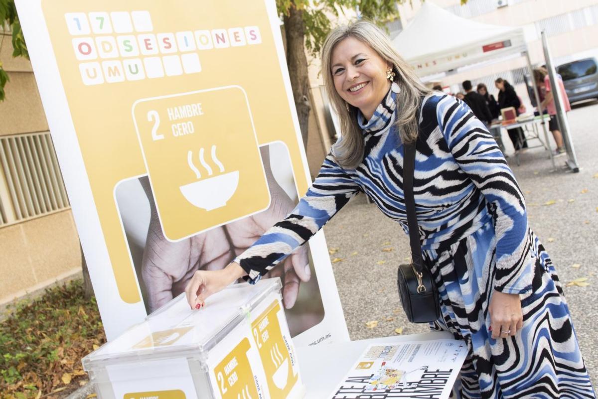 Olga García, directora Territorial de CaixaBank, aporta su donativo