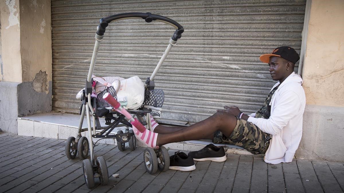 Magan Keita, un joven maliense de 22 años, malvivía en una chabola en Huelva. Al terminar la temporada de la fruta allí, vino hacia Lleida, pero no encuentra empleo. Duerme entre cartones, y come gracias a rebender escombros que se encuentra por las calles de la ciudad. 