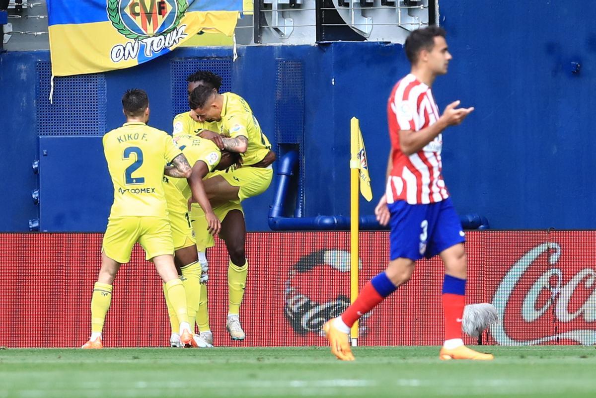 VILLARREAL, 04/06/2023.- Los jugadores del Villarreal celebran el gol marcado por su compañero Nicolas Jackson ante el Atlético de Madrid durante el partido de la última jornada de Liga que Villarreal y Atlético de Madrid juegan hoy domingo en el estadio de La Cerámica. EFE/ Doménech Castelló