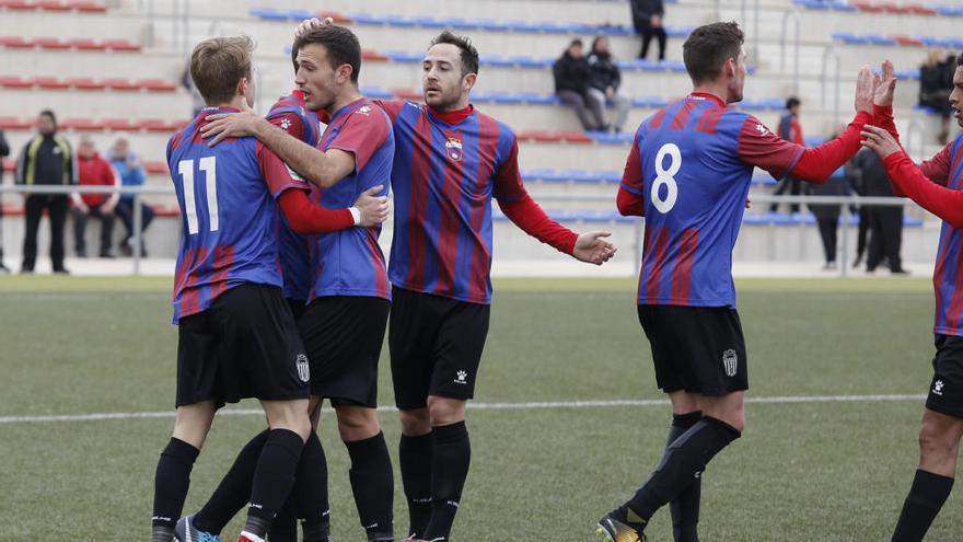 Los jugadores del Eldense celebran un gol frente al Villarreal C.