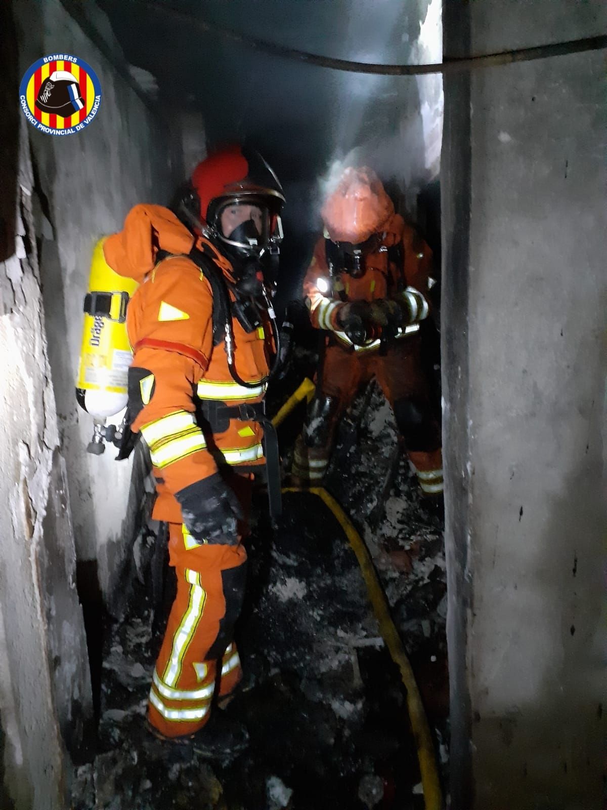 Bomberos de Cullera, Alzira y Gandia sofocan un incendio en Llaurí