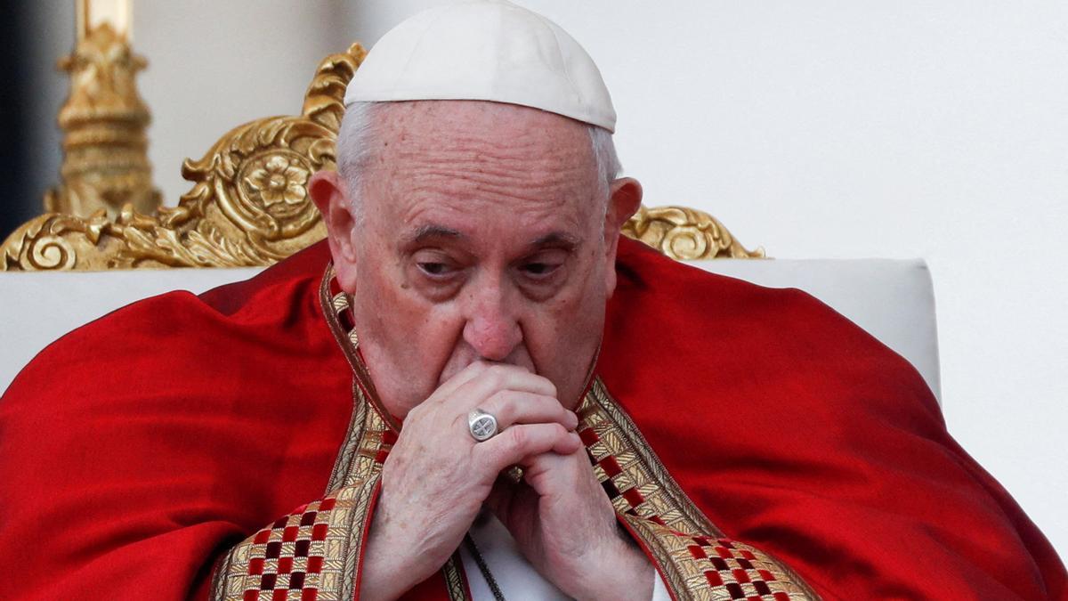 El Papa Francisco preside las ceremonias fúnebres del ex Papa Benedicto en la Plaza de San Pedro en el Vaticano