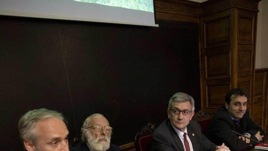 Por la izquierda, Ángel Villa, Miguel Ángel de Blas, Santiago García Granda y Fernando Rodríguez del Cueto durante la presentación.