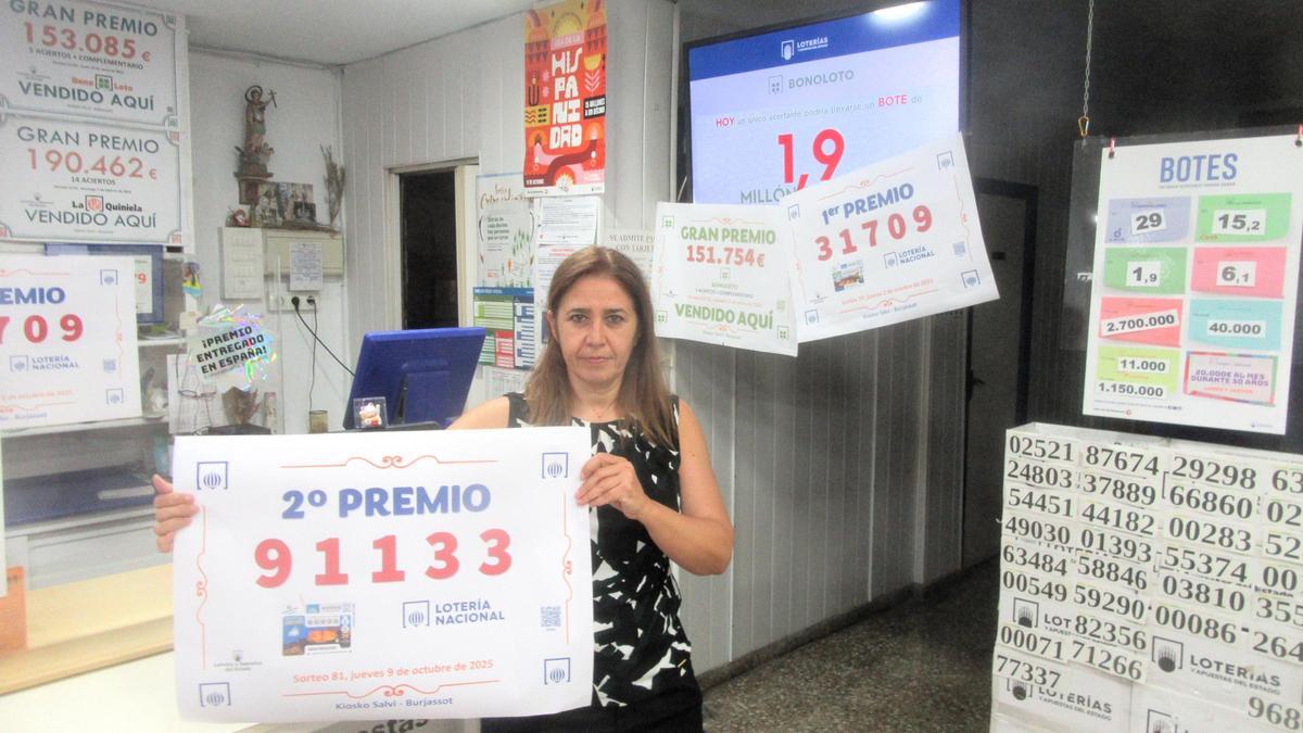 Patricia Salvi, dueña del local, con el número premiado &quot;91133&quot;.