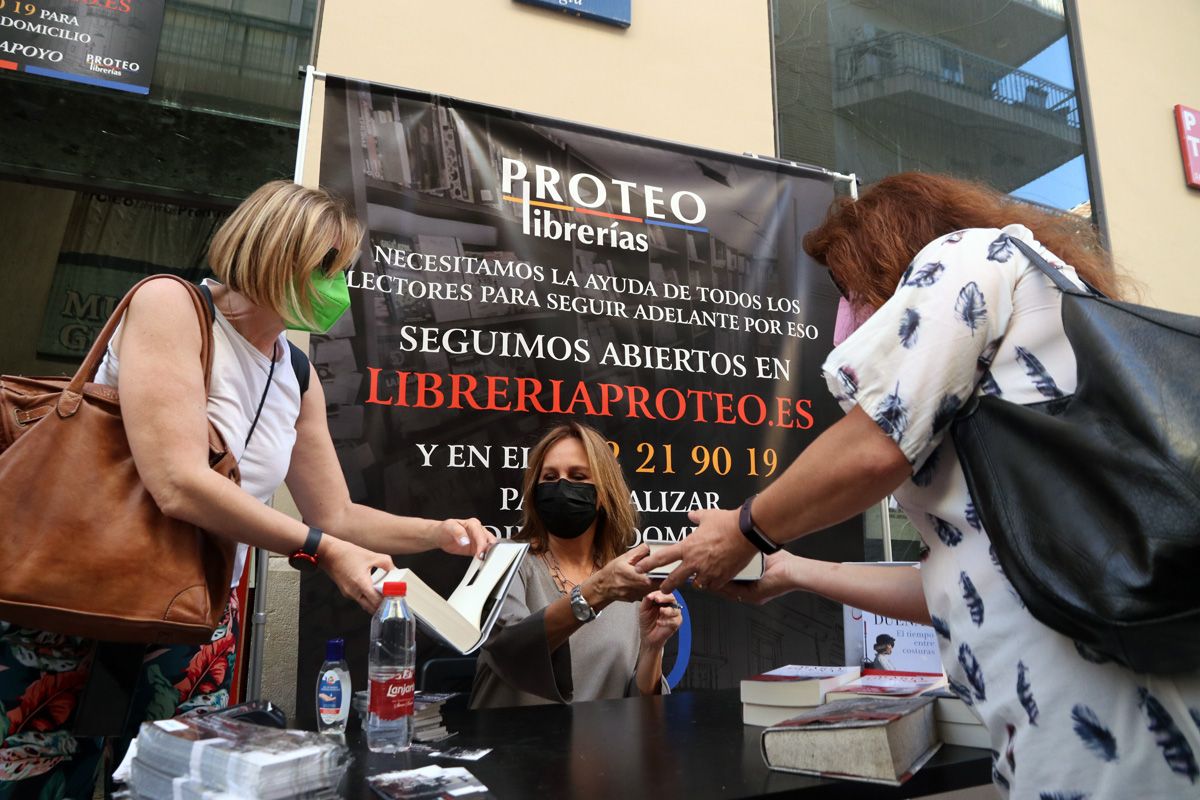 María Dueñas acude a Proteo para apoyar la librería