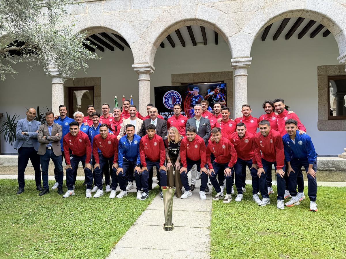 Guardiola posa con todos los integrantes del CD Extremadura