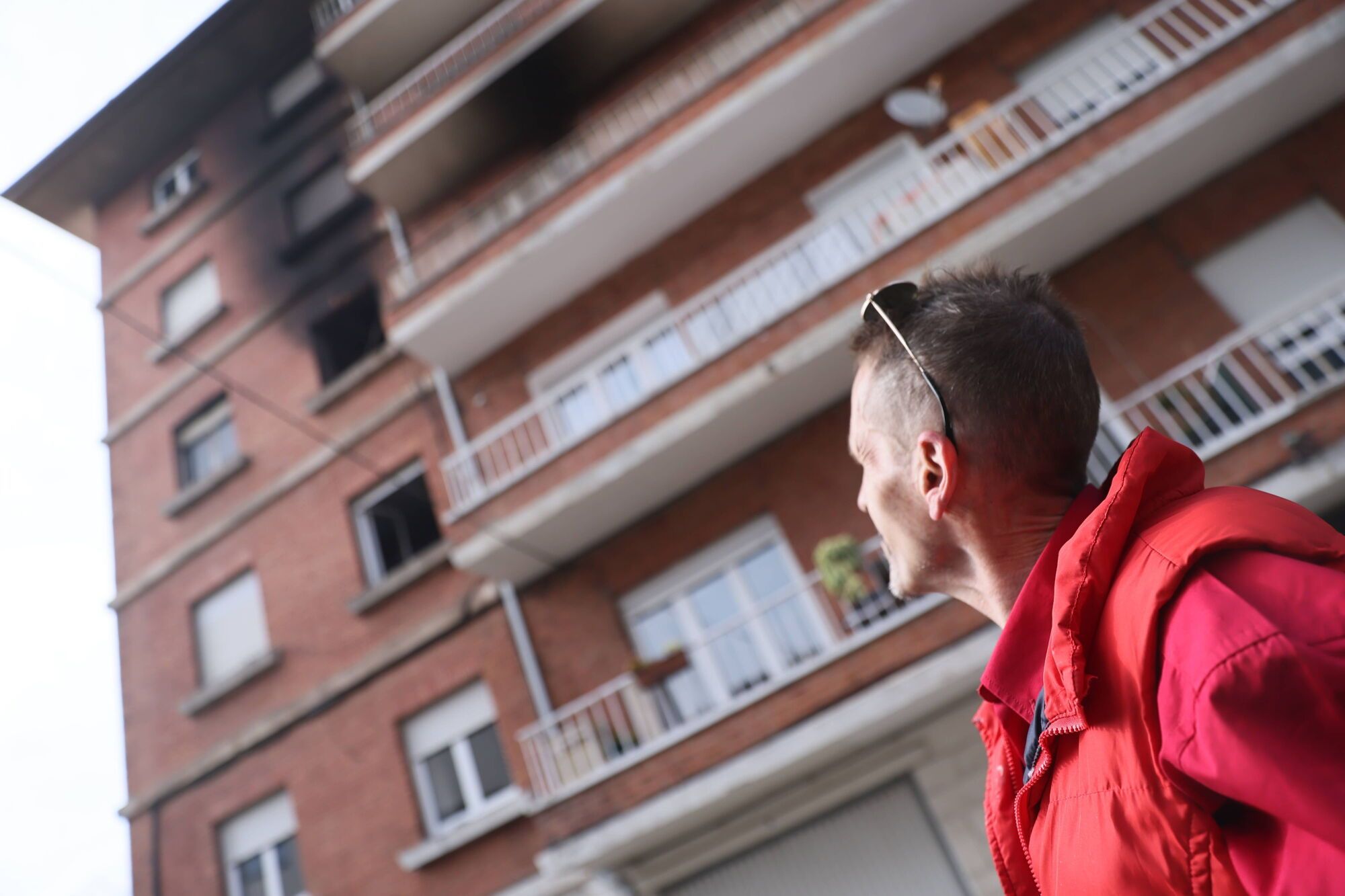 En imágenes: uno jóvenes evitan una tragedia al despertar de madrugada a los vecinos de un bloque en llamas