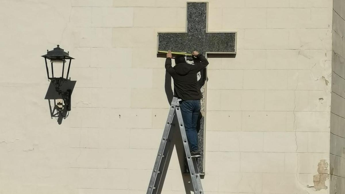 Personal municipal toma medidas de la cruz este martes tras su desprendimiento.