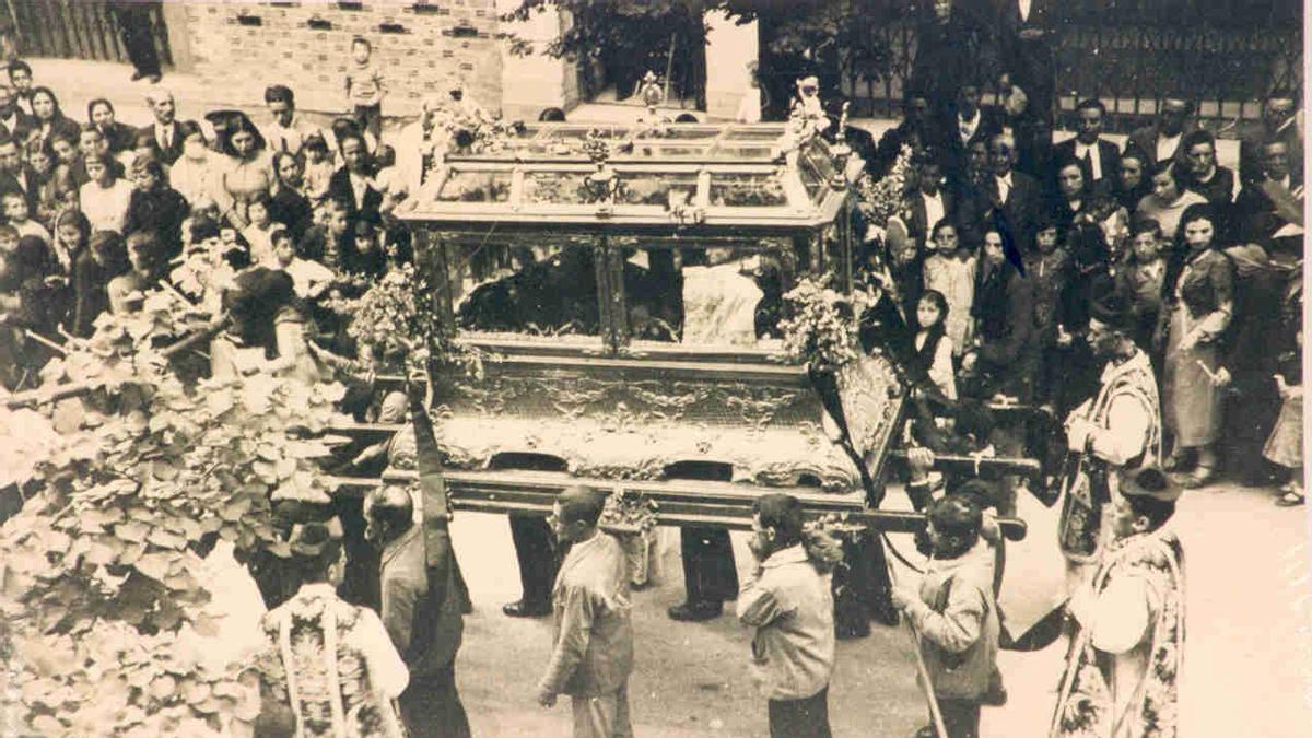 El Crucificado articulado del siglo XVI utilizado como Yacente en la procesión del Santo Entierro en unas andas con parihuelas.
