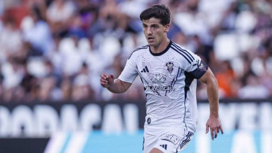 Riki conduce la pelota en un partido de esta temporada con el Albacete. |  LaLiga