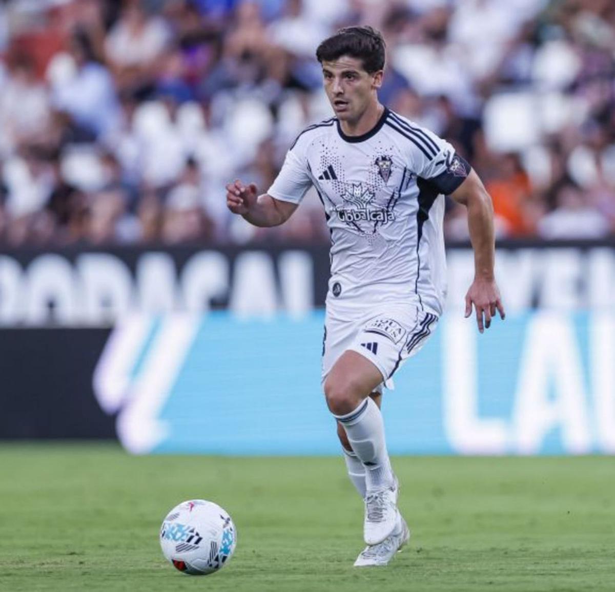 Riki conduce la pelota en un partido de esta temporada con el Albacete. |  LaLiga