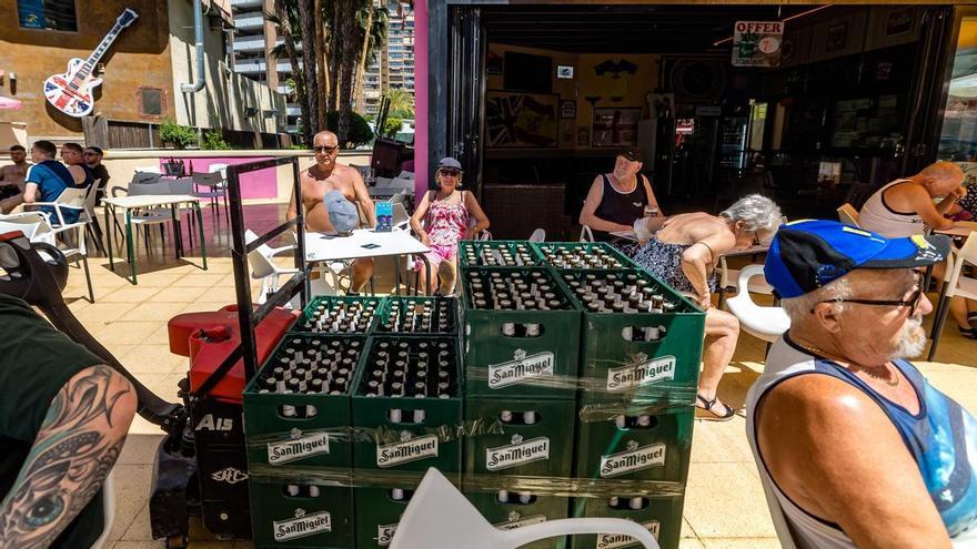 Turistas británicos en Benidorm quieren vivir una coronación "festiva" y "con buen tiempo"