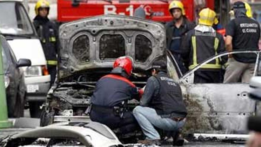 ETA hiere al escolta de un concejal del PSE en un atentado con bomba lapa en Bilbao