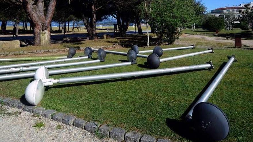 Las farolas en reparación del parque de A Concha. // Iñaki Abella