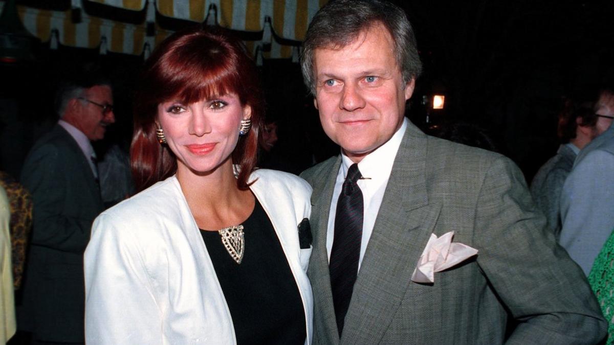 Ken Kercheval junto a Victoria Principal, que interpretaba a su hermana Pamela en 'Dallas'.