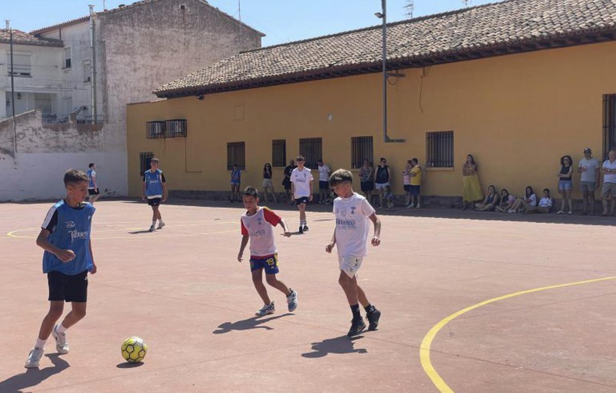 Los más jóvenes convivieron y jugaron a fútbol.
