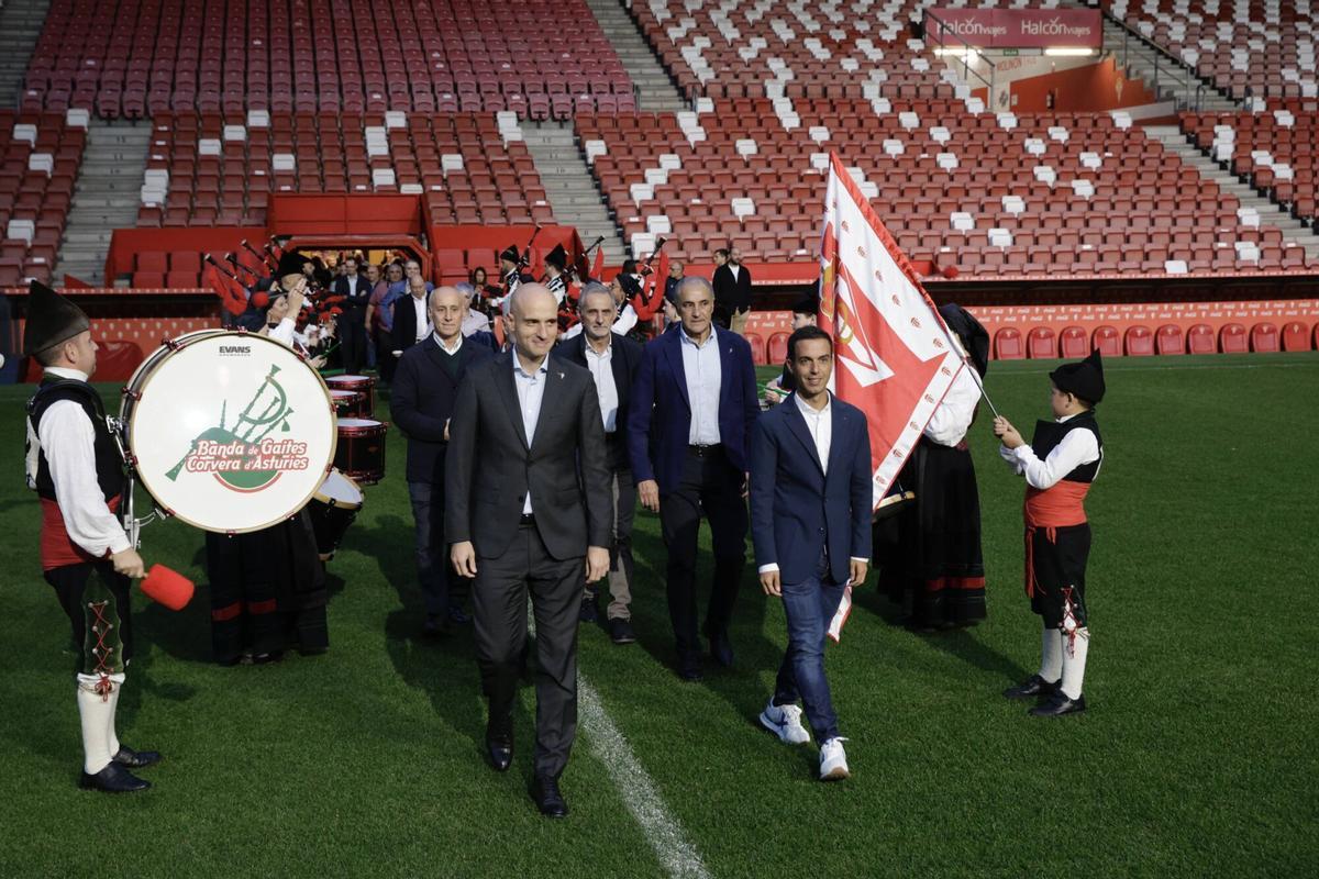 Gijón. El Molinón. Entrega de distinciones a socios de honor del Sporting de Gijón