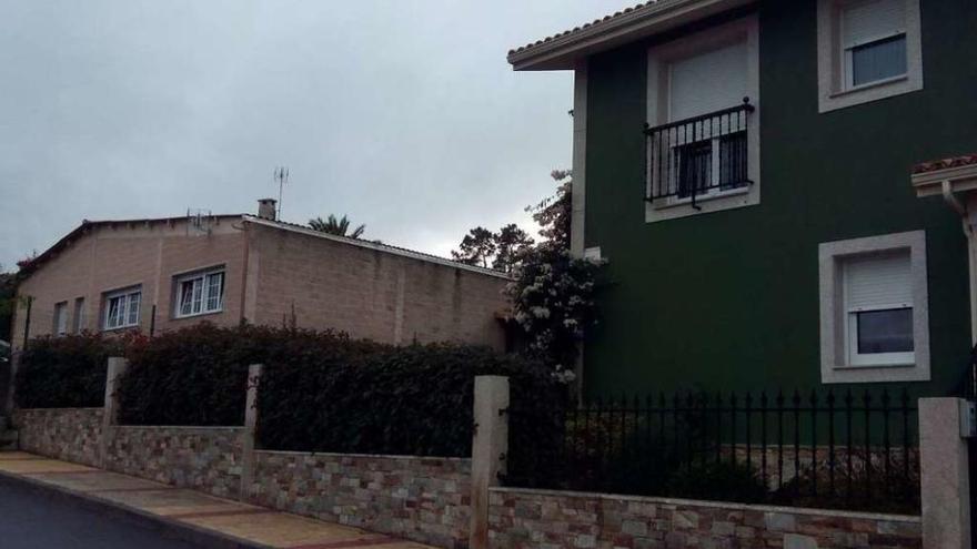 Casa con orden de derribo, a la izquierda, junto a la del denunciante, a la derecha.