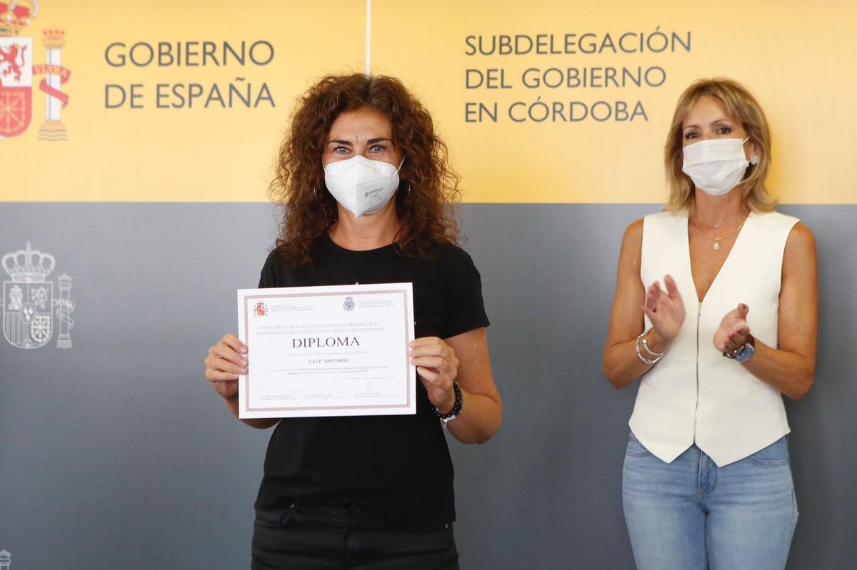 Entrega de diplomas en reconocimiento a la labor de las Fuerzas y ...