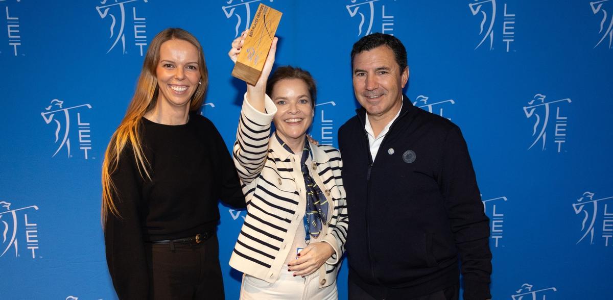 Marta Martín, Mara Bañó y Carlos García con el premio Mejor Servicio a las Jugadoras