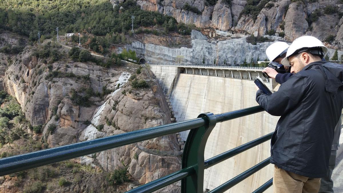 Tècnics inspeccionant la presa de la Llosa del Cavall