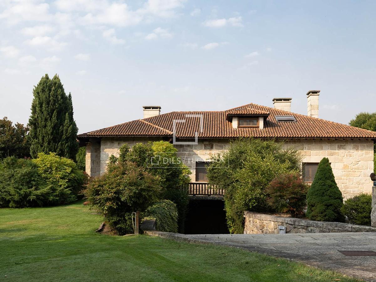 Así es la mansión de Ourense que Julio Iglesias vende sin haberla visitado nunca
