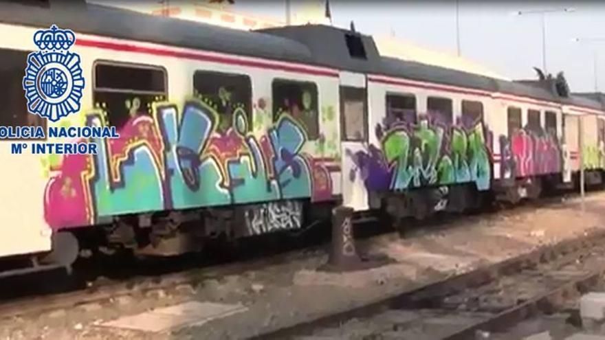 Detenidos 17 grafiteros por pintar trenes y estaciones en la Región
