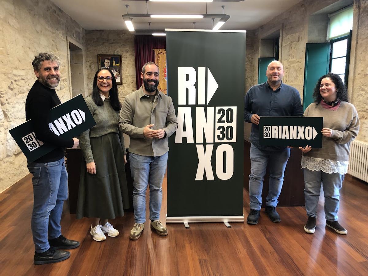 Alberto Angueira, izqda., Ana Vidal, Julián Bustelo, Julio Alcalde y Olalla Figueira, este viernes.