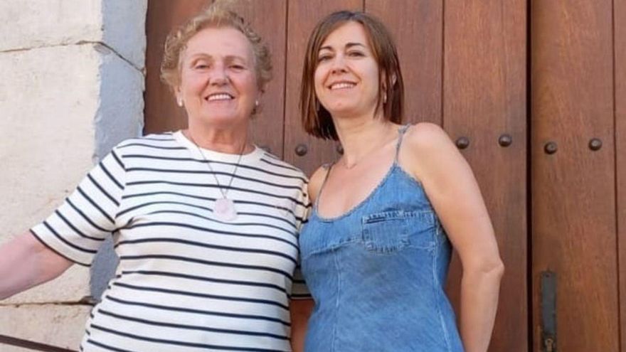 Maria Corbairan i Sílvia Bayona, a l’entrada de l’Ajuntament de Vila-sacra.