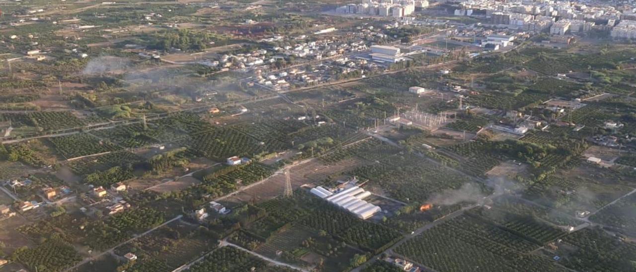 Una imagen aérea del domingo donde se ven dos focos de incendio en el término de Oliva. | LEVANTE-EMV