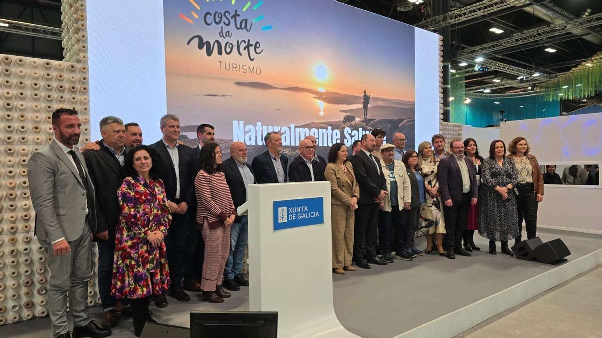 Representantes da Xunta, Deputación e concellos de Costa da Morte en Fitur 2025.