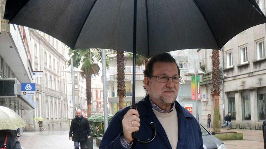 Mariano Rajoy camina por las calles de Pontevedra. // Rafa Vázquez
