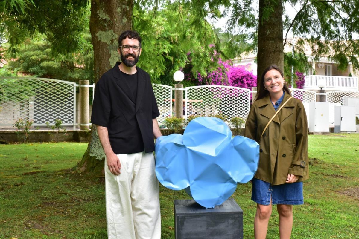 La inauguración de «Doble paisaje», una exposición del artista Efraim Ortega que puede verse en los jardines del Eurostars Gran Hotel La Toja.