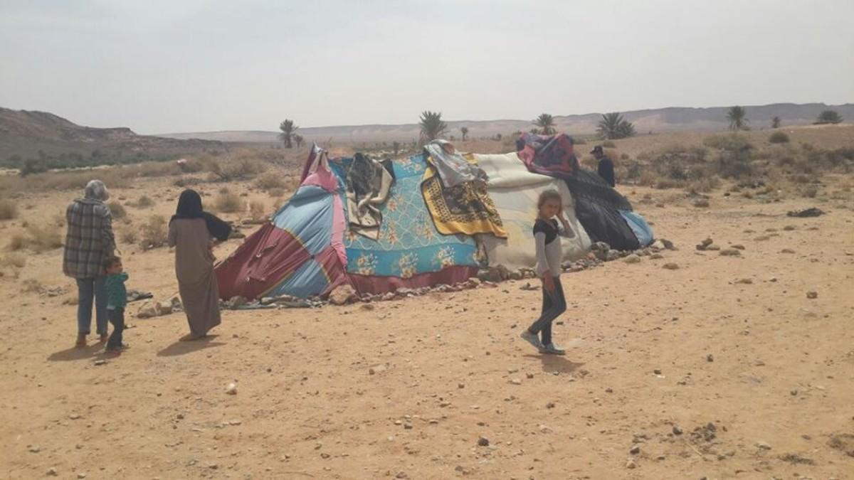 Algunos de los refugiados sirios bloqueados en el desierto, cerca de Figuig (Marruecos), desde mediados de abril.