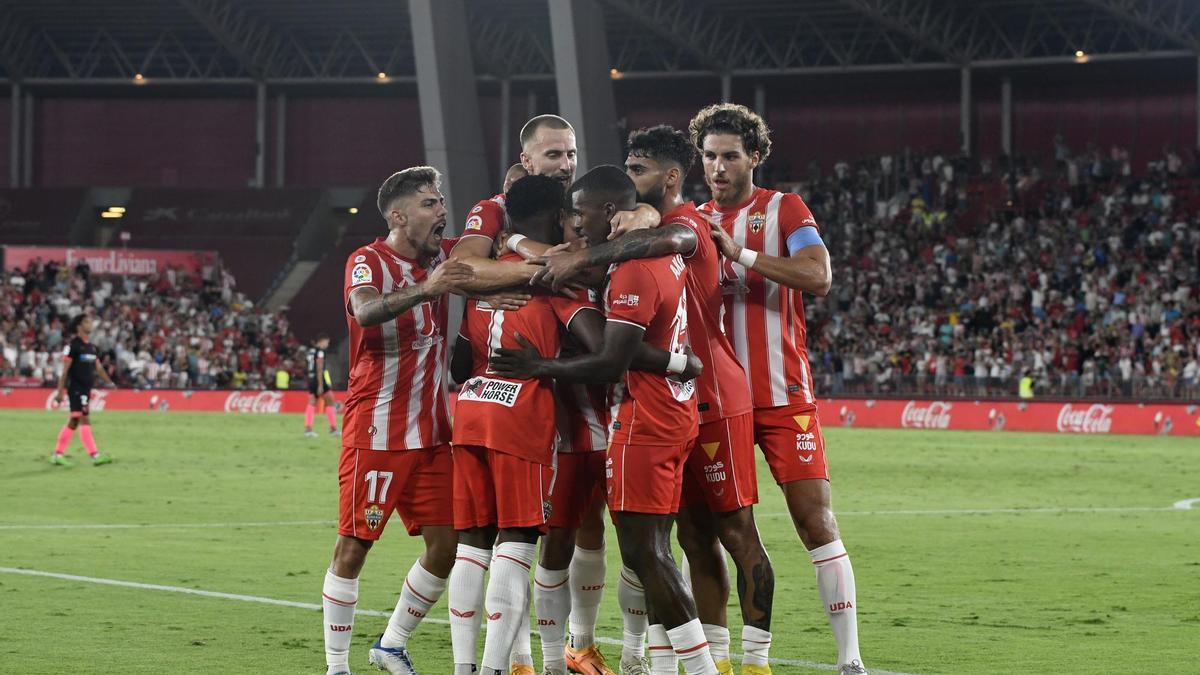 Los jugadores del Almería celebran su primera victoria de la temporada.