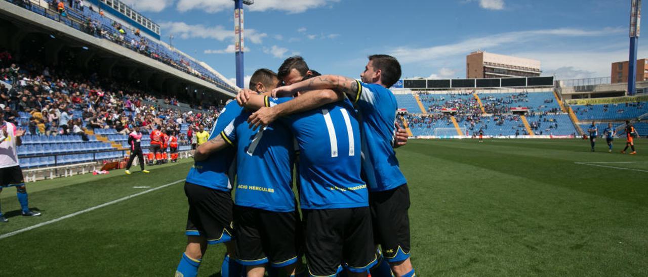 Los jugadores blanquiazules pasarán del amplio Rico Pérez al estrecho Morvedre.