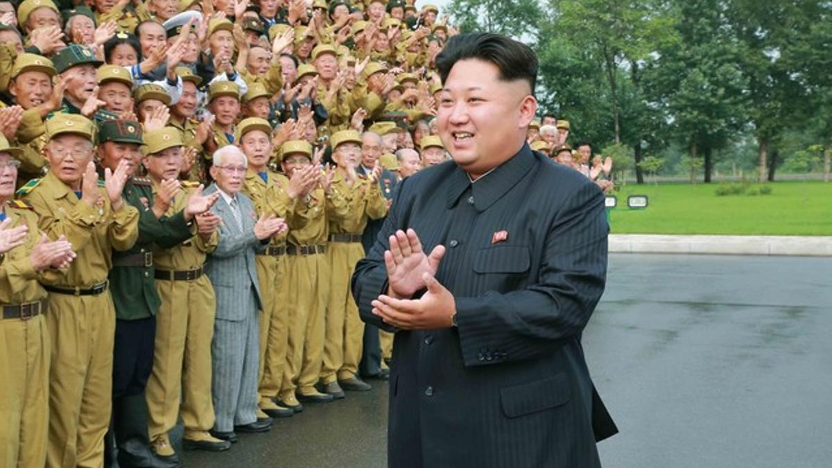 Kim Jong-un aplaude en un acto con veteranos de guerra de Corea del Norte.