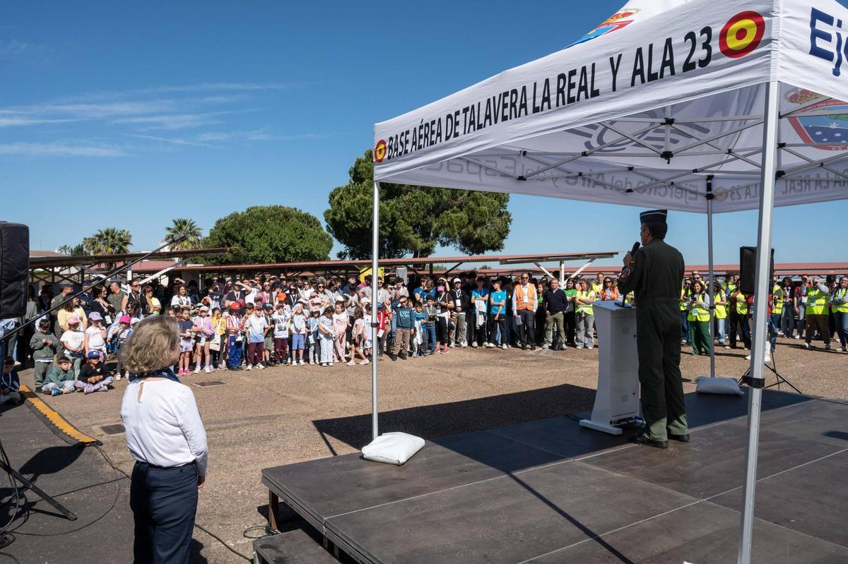 Fotogalería | Dos cohetes y 400 escolares convierten la base de Talavera la Real en un gran aula aeroespacial Fotogalería | Dos cohetes y 400 escolares convierten la base de Talavera la Real en un gran aula aeroespacial