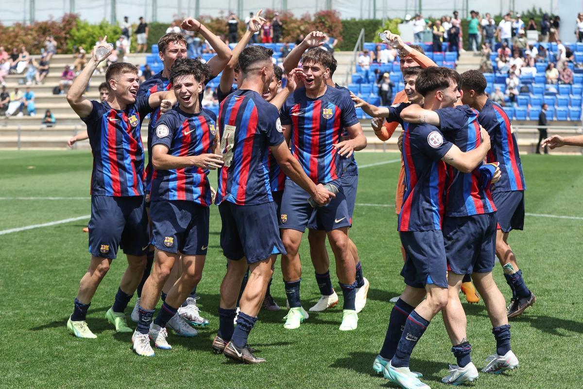 ¡Euforia absoluta! Así ha celebrado el Juvenil 'A' el título de Liga