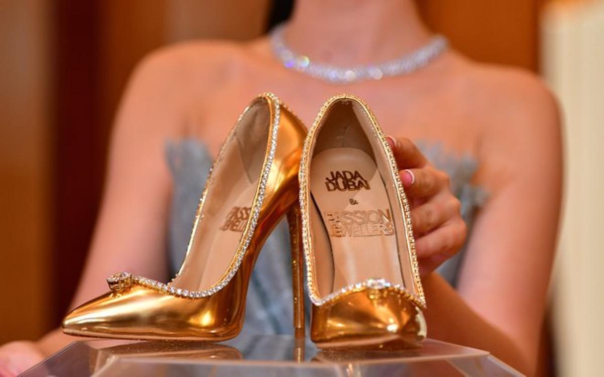 Los zapatos han sido diseñados y fabricados en Italia y poseen 236 diamantes.