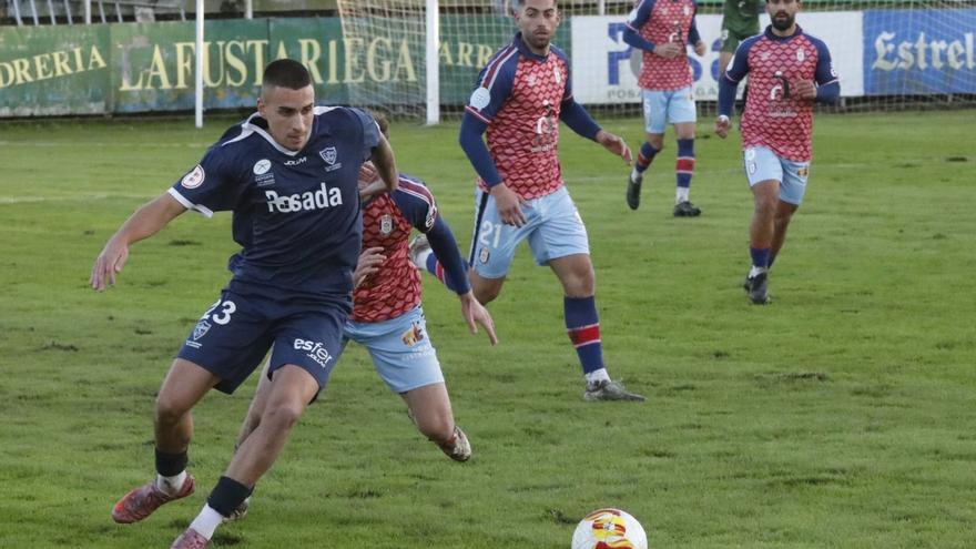 El jugador del Marino Íñigo Villaldea, en primer término, en el partido ante el Ávila disputado en Miramar.   |