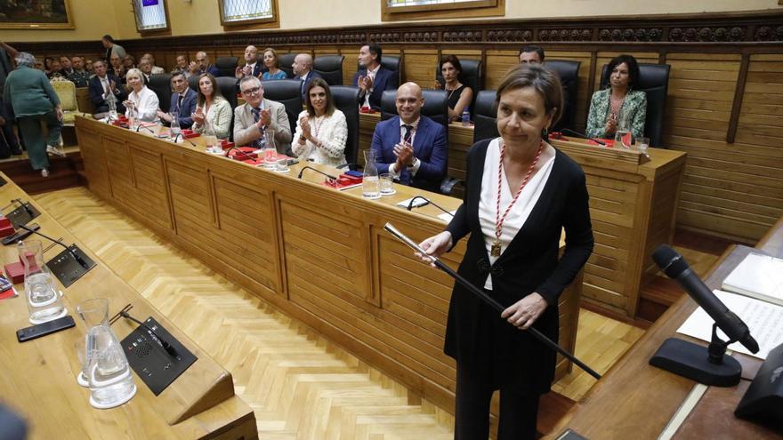 Carmen Moriyón, con el bastón de mando, en el Pleno de investidura del 17 de junio del pasado año, con los concejales de Foro, Partido Popular y Vox,  detrás, aplaudiendo a la alcaldesa de Gijón. | Ángel González
