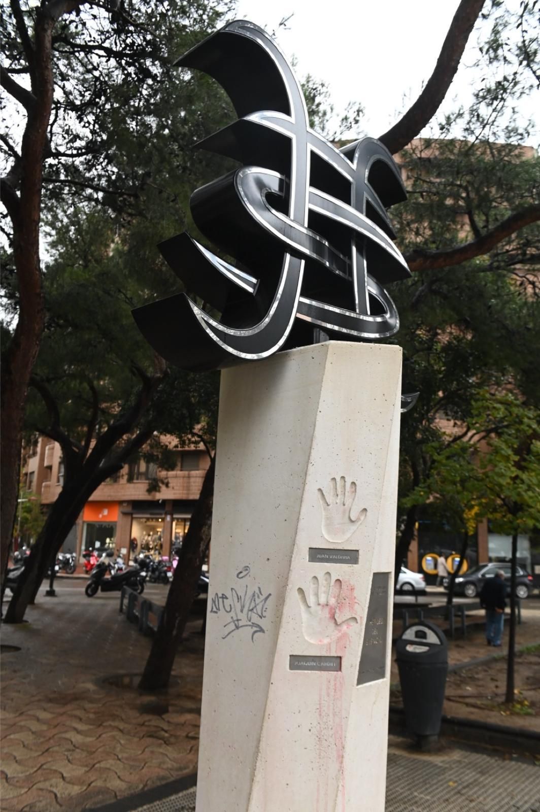 Vandalizan la escultura de Héroes del silencio
