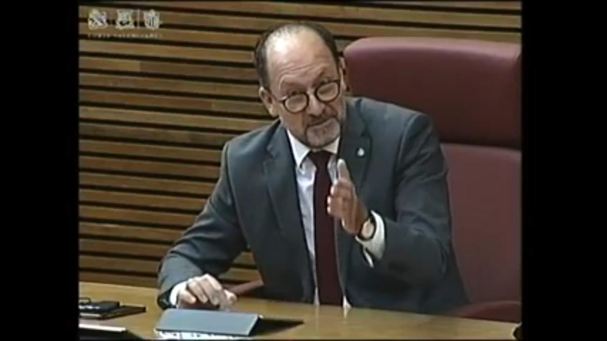 El alcalde de Orihuela, Emilio Bascuñana, en su turno de intervención en Las Cortes Valencianas