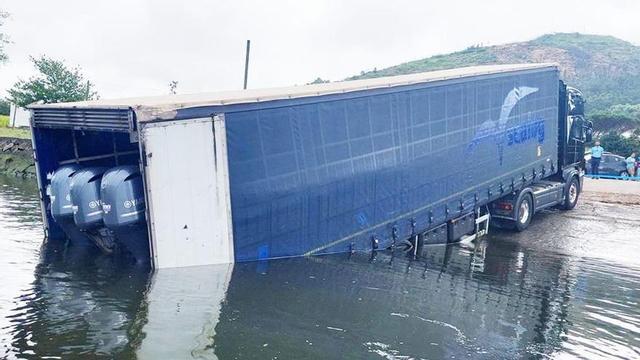 Tráiler encallado en el Miño, en el puerto de Lanhelas, en Caminha, este martes.