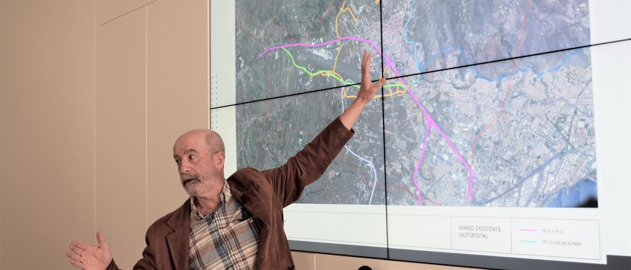 El concejal de Ordenación del Territorio, Santiago Pérez, con el trazado de la vía de fondo.