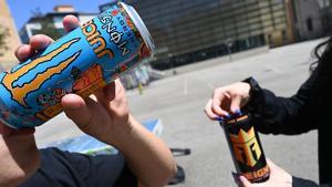 Jóvenes con latas de bebidas energéticas
