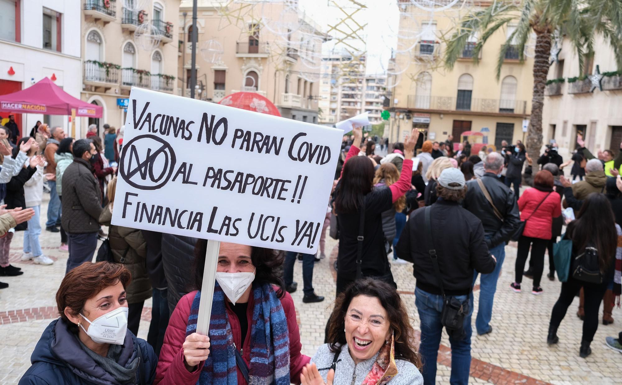 Concentración antivacunas en Elche contra el pasaporte covid y la inoculación de niños