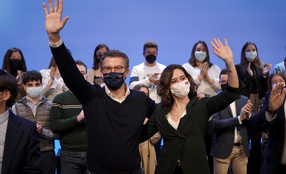 Feijóo y Ayuso en Madrid durante el acto de la campaña del gallego.